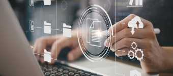 Photo ordinateur avec fichiers dossier sécurité informatique numérique données data 