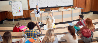 Photo amphi université enseigement supérieur étudiants et un professeur