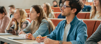 photo étudiants assis dans un amphithéatre enseignement supérieur université