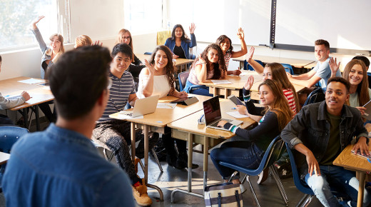 Photo de classe avec enseignant de dos et élèves lycéens lycée