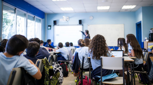 Photo de classe avec élèves au collège collégiens et enseignant professeur