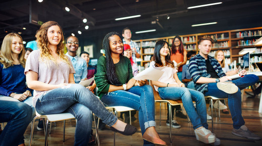 Photo lycéens ou étudiants au cdi ou bibliothèque université lycée
