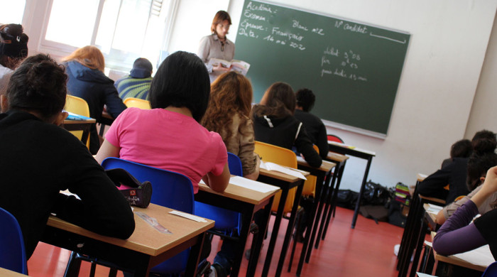 photo èlèves de collège dans une classe avec un professeur au tableau collégiens 
