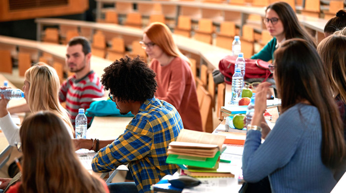 photo étudiants assis dans un amphithéatre université enseignement supérieur