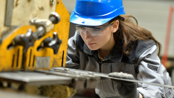 Photo apprentie voie professionnelle enseignement professionnel apprentissage