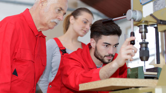 Photo apprentis et ensegnant voie professionnelle enseignement professionnel apprentissage