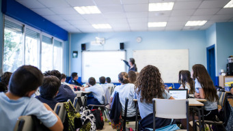 Photo de classe avec élèves au collège collégiens et enseignant professeur