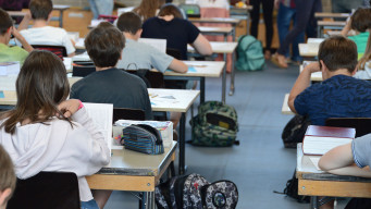 Photo élèves de collègiens en classe  examen devoir sur table collège