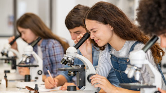 photo lyceens regardent dans un microscope élèves sciences svt 