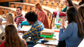 photo étudiants assis dans un amphithéatre université enseignement supérieur