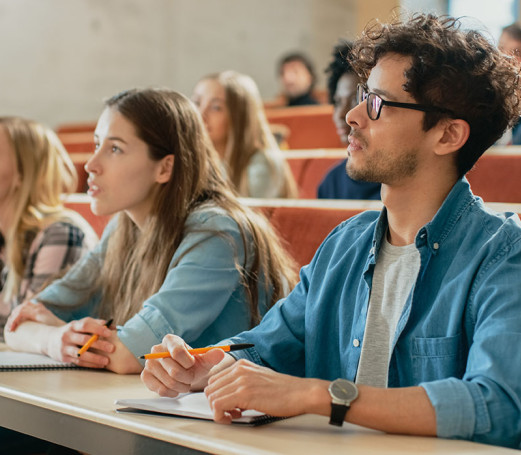 photo étudiants assis dans un amphithéatre enseignement supérieur université