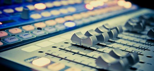photo d'une table de mixage radio