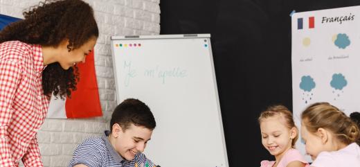 image d'enfants en classe de français