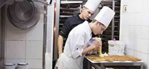 Elève apprenti en pâtisserie