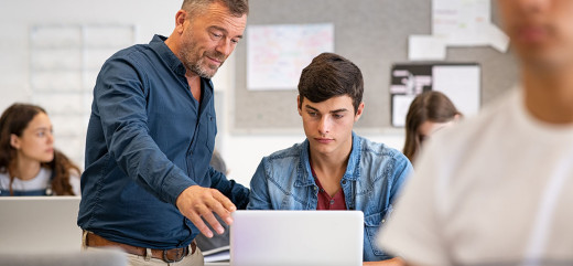 photo aide accompagnement élève enseignant classe dispositif pédagogique