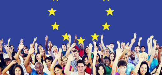 photo drapeau de k'union européenne en fond avec des adolescents et jeunes adultes assis devant