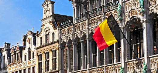 Photo ville belge avec drapeau Belgique