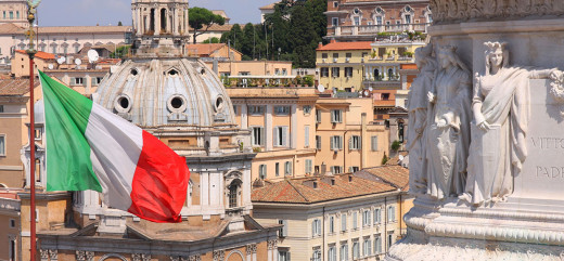 Photo ville italienne  avec drapeau italie