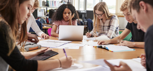 Photo élèves en groupe autour d'une table dans une classe collégien lycéen