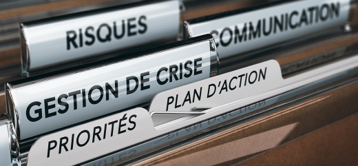 Photo classeur avel les étiquettes gestion de crise risques communication priorités plan d'action