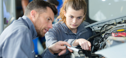 Photo enseignement professionnel enseignant apprenti fille apprentissage