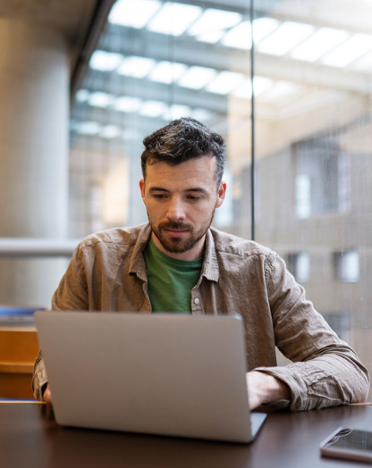 Photo homme révise ou étudie à la bibliothèque préparation examen concours révision