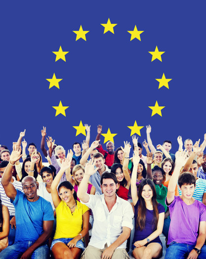photo drapeau de k'union européenne en fond avec des adolescents et jeunes adultes assis devant