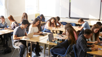 Image d'une classe de lycée élèves avec des ordinateurs portables ou écrivant