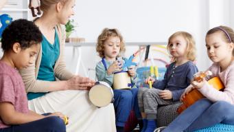 photo élèves de maternelle faisant de la musique