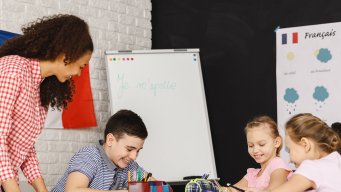 image d'enfants en classe de français 