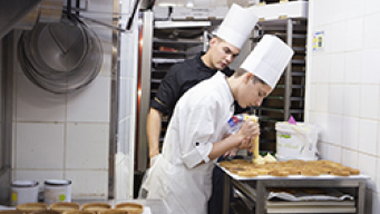 Elève apprenti en pâtisserie