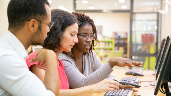 Etudiants et jeunes adultes devant un ordinateur