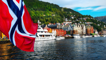 Photo drapeau norvège  et paysage norvegien