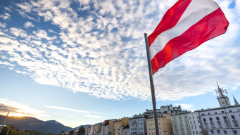 Photo Autriche, drapeau autrichien et ville