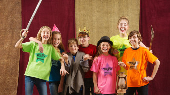 Photo avec des élèves acteurs en costume théatre collège éducation art