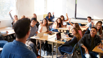 Photo de classe avec enseignant de dos et élèves lycéens lycée