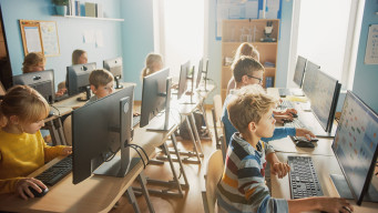 Photo de classe avec élèves école élémentaire primaire deant ordinateurs informatique numérique