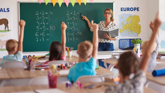 Photo de classe avec élèves école élémentaire primaire et enseignant mathématiques