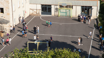 Photo extérieur bartiment scolaire terrain de sport