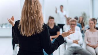 Photo intervenant formateur devant des stagiaires adultes dans une salle formation 