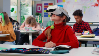 Photo élève avec un casque de réalité virtuelle intelligence artificielle numérique classe