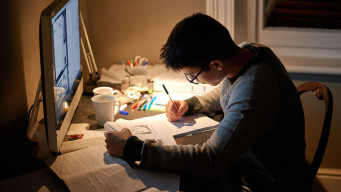 Photo lycéen élève fait ses devoirs devant un ordinateur à la maison 