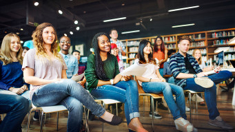 Photo lycéens ou étudiants au cdi ou bibliothèque université lycée