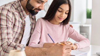 Photo pèreaide son enfant à faire ses devoirs devoirs à la maison travail scolaire