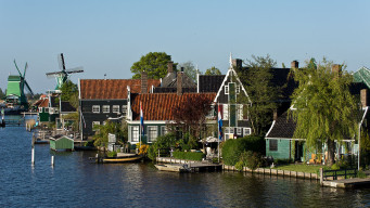 Photo paysage des Pays-Bas avec drapeaux hollandais