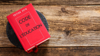  photo libre code de l'éducation sur une table en bois droit 
