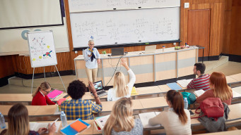 Photo amphi université enseigement supérieur étudiants et un professeur