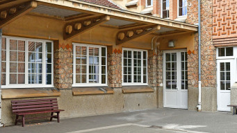 photo cour bâtiment scolaire préau lycée