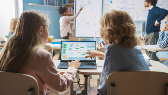 photo deux élèves en classe devant un ordinateur numérique