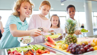 Photo enfants choisissent des fruits dans une cantine santé alimentation